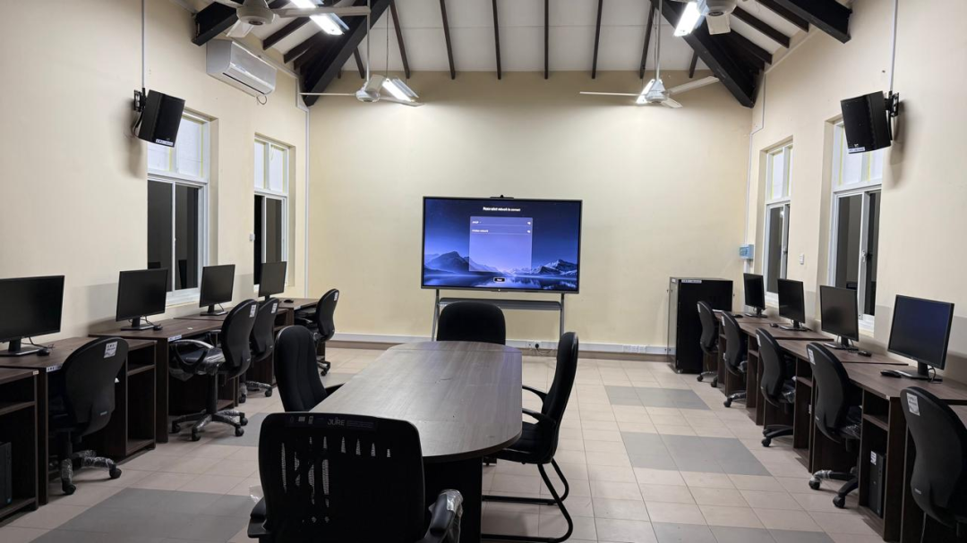 itc 86-inch itcHUB Interactive Flat Panel for Smart Training Rooms